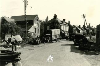 Véhicules français détruits à Rozoy-sur-Serre, sur la route de Brunehamel, mai 1940. © Arch. dép. Aisne, 2 Fi 1020