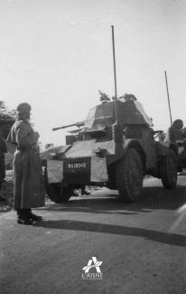 Automitrailleuse française AMD 178 Panhard capturée par l’armée allemande dans le Laonnois, mai 1940. © Arch. dép. Aisne, 2 Fi 13