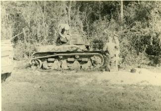 Char français R-35 du 32e bataillon de chars de combat détruit près d’Hirson. ©Arch. dép. Aisne 2 Fi 363