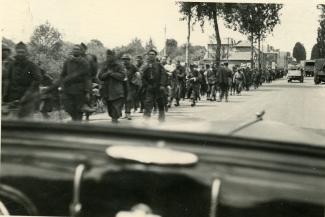 Convoi de prisonniers de guerre français sur la route de Guise à Hirson en mai 1940. ©Arch. dép. Aisne 2 Fi 353