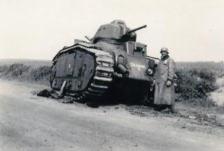 Char B1 bis n°391 « Craonne » du 46e BCC, abandonné à la suite d’une panne mécanique devant Chivres-en-Laonnois (demi-arbre cassé). ©Arch. dép. Aisne, 2 Fi 1228