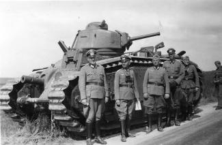 Char B1 bis n° 484 « Lyautey » du 46e BCC abandonné à la suite d’une panne d'essence à Bucy-lès-Pierrepont le 17 mai 1940. ©Arch. dép. Aisne, 2 Fi 1