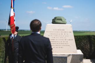 Instant de recueillement du président de la République Emmanuel Macron devant le monument du char « Sampiero Corso ». ©Site de la Présidence de la République