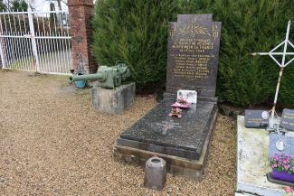 Tombe collective du double équipage du char « Sampiero Corso » au cimetière communal de La Ville-au-Bois-lès-Dizy. © Conseil départemental de l’Aisne.