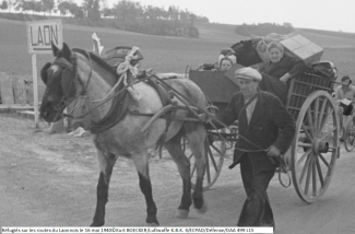 Réfugiés sur les routes du Laonnois le 16 mai 1940©Kurt BOECKER/Luftwaffe K.B.K. 4/ECPAD/Défense/DAA 499 L15