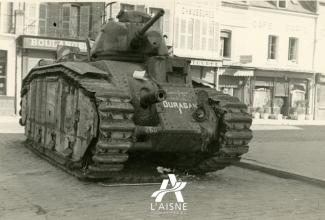 Dans une rue de Guise, char B1 bis « Ouragan » du 8e bataillon de chars de combats (BCC), abandonné après les combats. © Arch. dép. de l’Aisne, 2 Fi 336