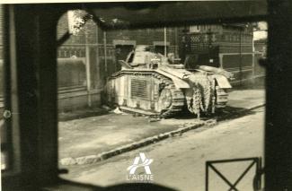 Char B1 bis « Pirate » du 8e bataillon de chars de combats (BCC), détruit dans les environs de Mortiers le 17 mai 1940. © Arch. dép. de l’Aisne, 2 Fi 350