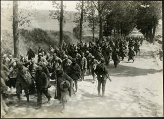 Prisonniers français sur la route Soissons-Fismes