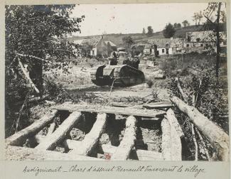 Audignicourt, les chars d'assaut Renault traversant le village