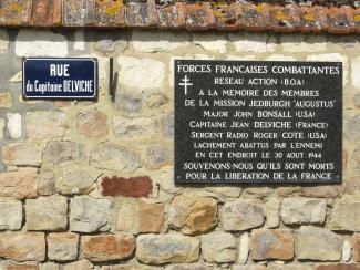La plaque commémorative de la mission Augustus à Barenton-sur-Serre