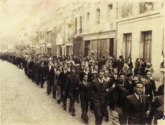 Défilé de la victoire des groupes de résistants dans une rue de Chauny le 3 septembre 1944