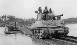 Char Sherman de la 7th Armored Division franchissant la Seine ©NARA