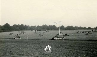 Groupe de chars et véhicules de la 6e panzerdivision à l’arrêt dans un champ avant de reprendre leur progression, mai 1940 ©Arch. dép. Aisne, 2 Fi 577