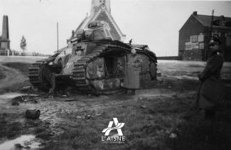 Militaires allemands examinant l'épave du char B1 bis n° 265 « Mistral » du 15e bataillon de chars de-1939-1945 combats (BCC) détruit au Catelet le 19 mai 1940. ©Arch. dép. de l’Aisne, 2 Fi 16