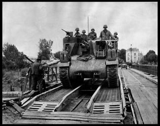 Un canon automoteur M7 Priest armé d'un canon de 105 mm franchit l'Aisne le 30 août 1944