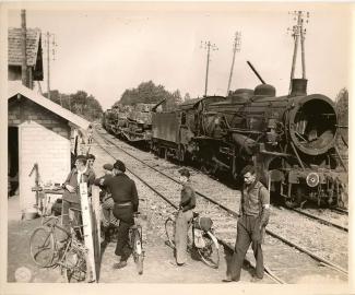 Le train allemand détruit en gare de Braine et les FFI qui montent la garde