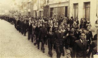 Défilé de la victoire des groupes de résistants dans une rue de Chauny le 3 septembre 1944 ©Arch. dép. Aisne 2 Fi 522