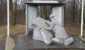 Le monument de l’Etoile à la mémoire des 24 militaires français « Morts pour la France » sur le territoire de Saint-Michel au cours des combats des 16, 17 et 18 mai 1940 ©Association Saint-Michelloise du Souvenir de Mai 1940