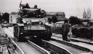 Un char M3 Stuart franchit le pont Gambetta à Soissons