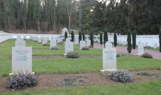 Les tombes du cimetière militaire danois de Braine