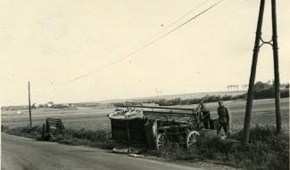 Charrette renversée sur la route de Guise à Hirson, mai 1940© Arch. dép. Aisne 2 Fi 351