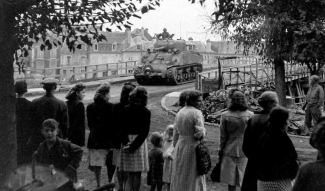 Char Sherman de la 7th Armored Division traversant la Marne à Château-Thierry ©Life Magazine