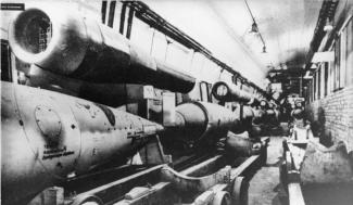 Chaîne de production de V1 au camp de Mittelbau-Dora ©Bundesarchiv Bild 183-1985-0123-027