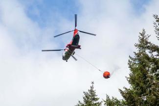 Hélicoptère bombardier d'eau
