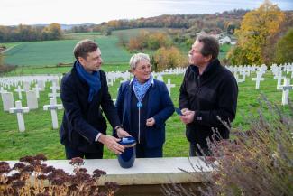 Prélèvement de la terre de la nécropole de Craonnelle sur le Chemin des Dames ©Mission Unesco