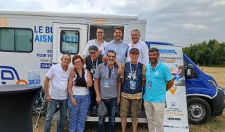 Photo de groupe autour des bénévoles des Estiv'Aisne 2026