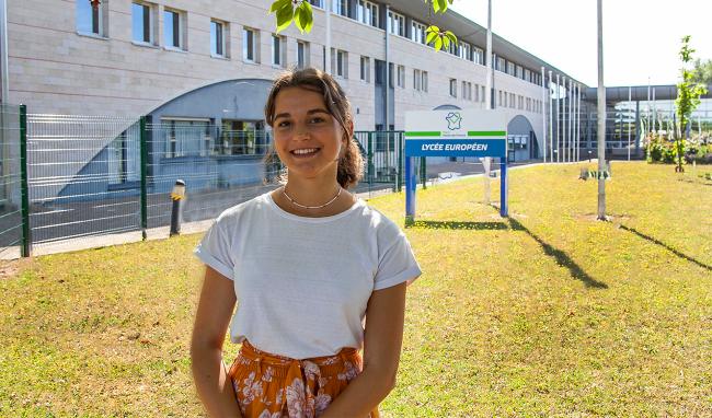 Capucine Pesenti devant le lycée Européen