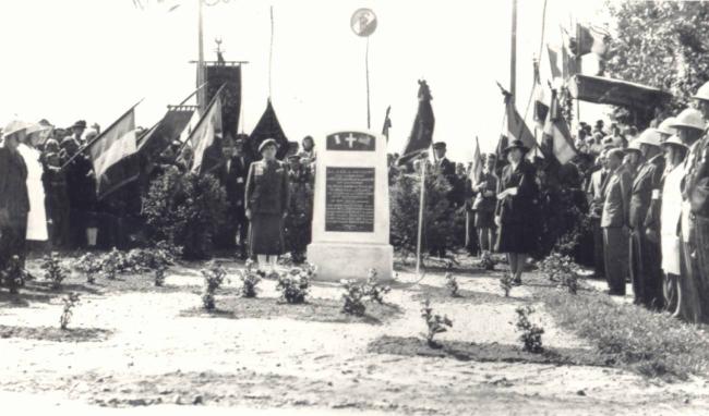 La cérémonie d'inauguration du monument du Bois des Châssis le 2 septembre 1945 