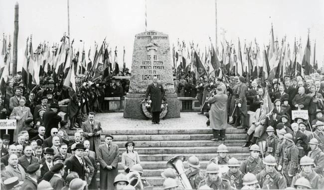 Cérémonie du 7 novembre 1938 à la Pierre d’Haudroy avec le clairon Sellier ©Arch. dép. Aisne 2 Fi La Flamengrie 4
