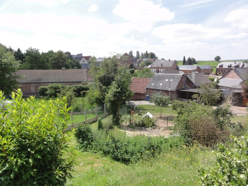 La_Neuville-lès-Dorengt_(Aisne)_vue_sur_le_bas_du_village