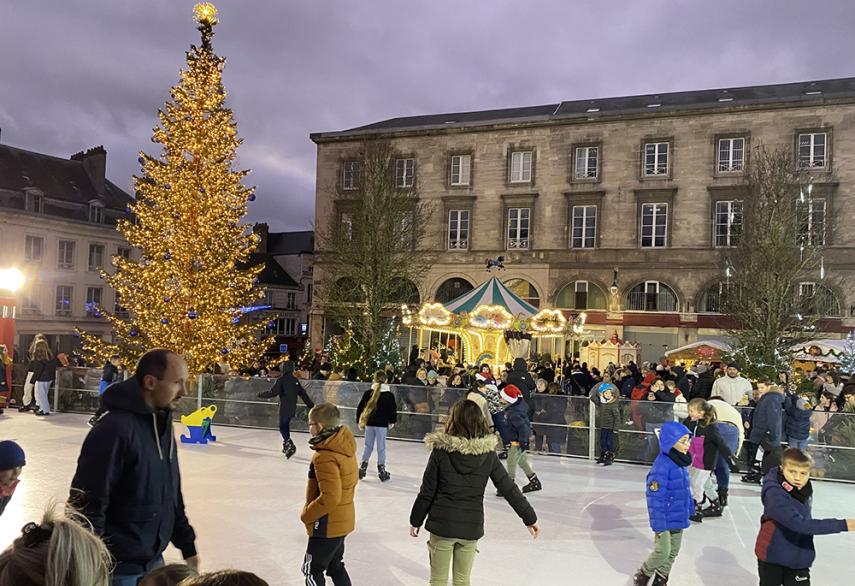 Village de Noël patinoire 2023 < Laon < Aisne < Picardie