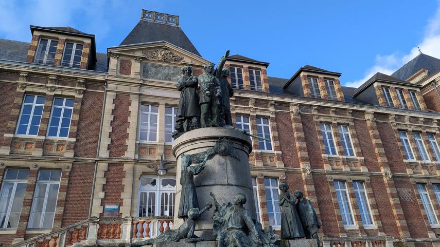 Monument des Trois Instututeurs < Laon < Aisne < Hauts-de-France