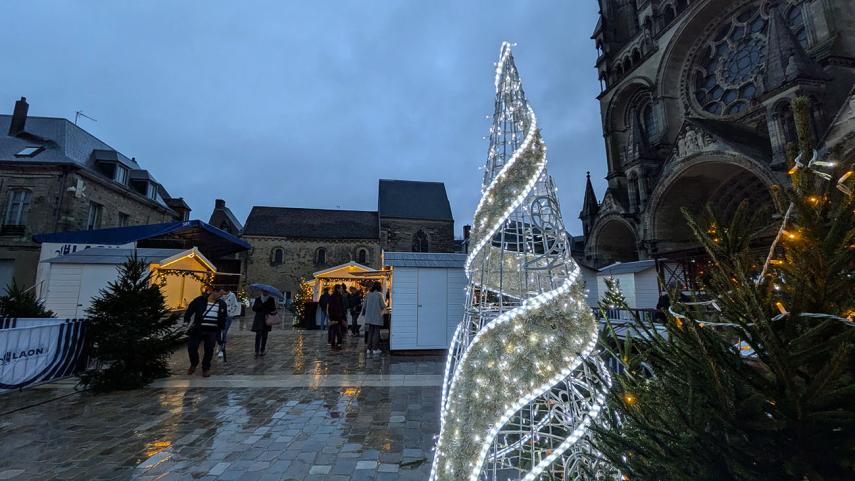 Village de Noël animations parvis 2025 < Laon < Aisne < Picardie