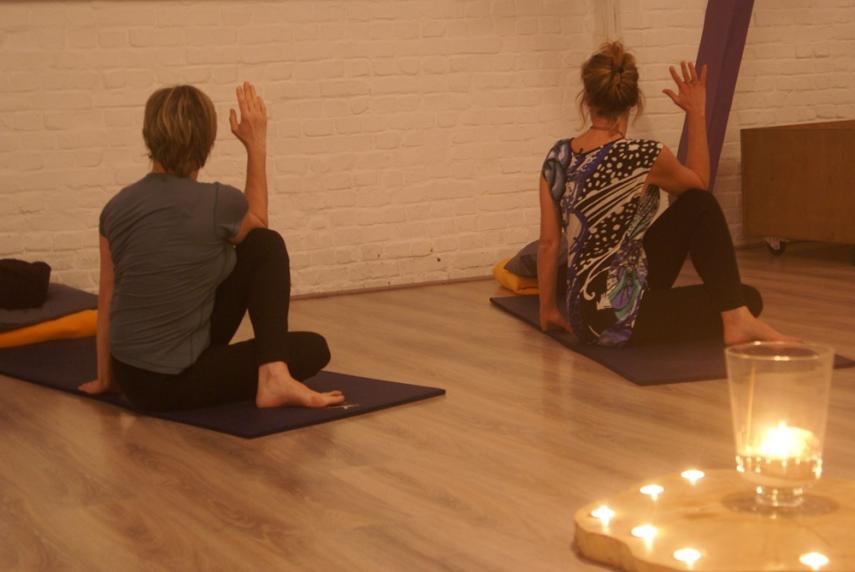 Yoga dans la salle 2 rd