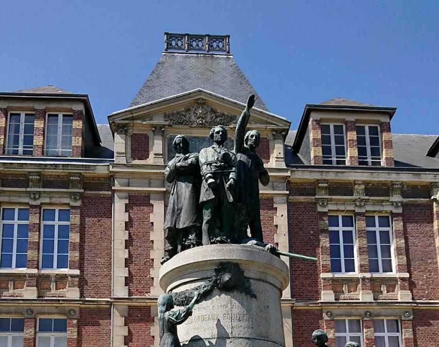 Conférence historique monument des 3 instituteurs < Laon < Aisne < Picardie
