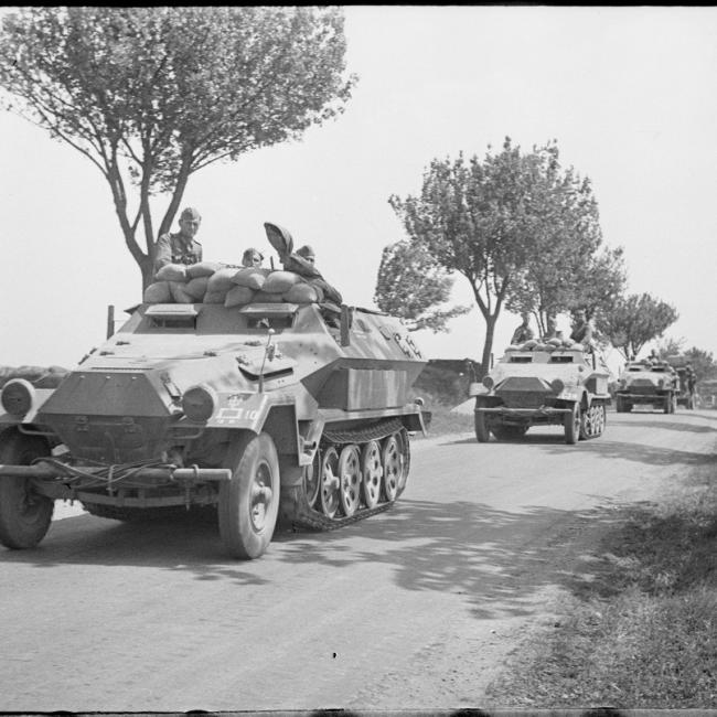 Colonnes de véhicules semi-chenillés de la 1. PzD dans l’Aisne le 16 mai 1940. ©Kurt BOECKER/Luftwaffe K.B.K. 4/ECPAD/Défense/DAA 499 L7