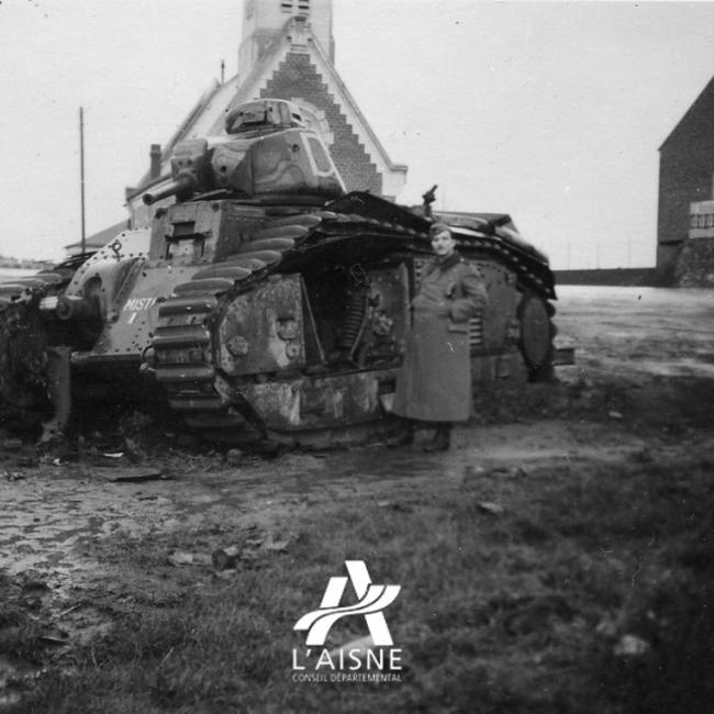 Militaires allemands examinant l'épave du char B1 bis n° 265 « Mistral » du 15e bataillon de chars de combats (BCC) détruit au Catelet le 19 mai 1940. © Arch. dép. de l’Aisne, 2 Fi 16.