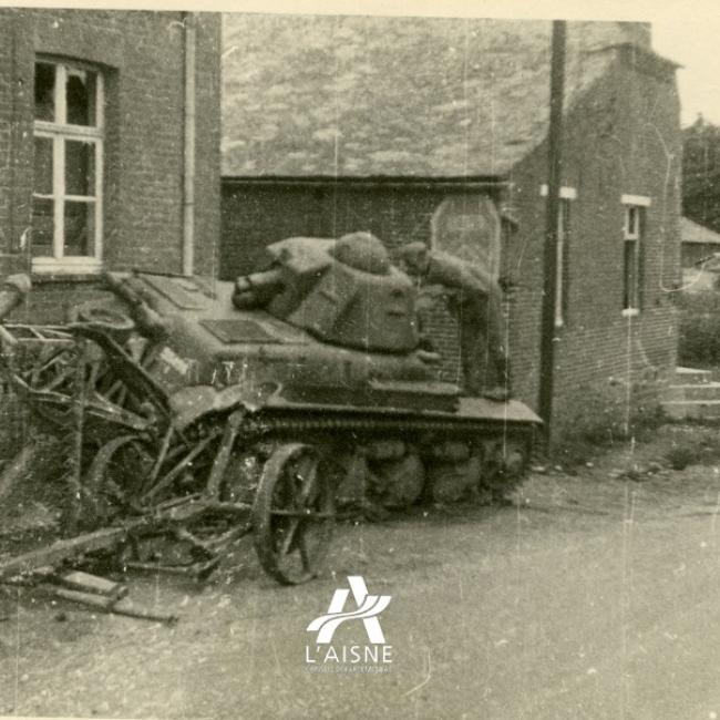 Char français R-35 du 32e bataillon de chars de combat détruit dans une rue de Mondrepuis. © Arch. dép. Aisne 2 Fi 1086