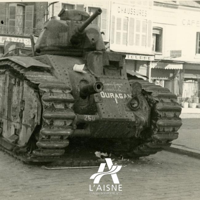 Dans une rue de Guise, char B1 bis « Ouragan » du 8e bataillon de chars de combats (BCC), abandonné après les combats. © Arch. dép. de l’Aisne, 2 Fi 336