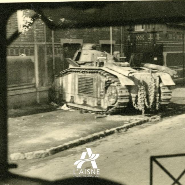 Char B1 bis « Pirate » du 8e bataillon de chars de combats (BCC), détruit dans les environs de Mortiers le 17 mai 1940. © Arch. dép. de l’Aisne, 2 Fi 350