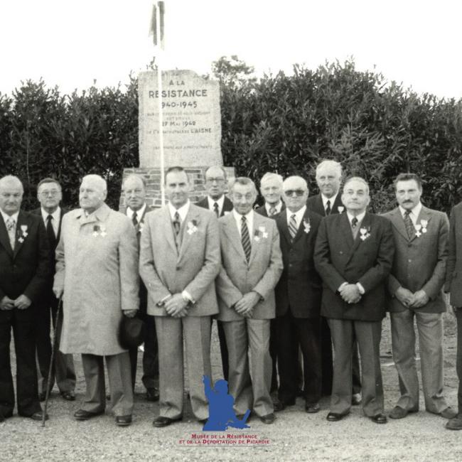 Combattants Volontaires de la Résistance rassemblés près du monument le 27 septembre 1981. © Collections du Musée de la Résistance et de la Déportation en Picardie
