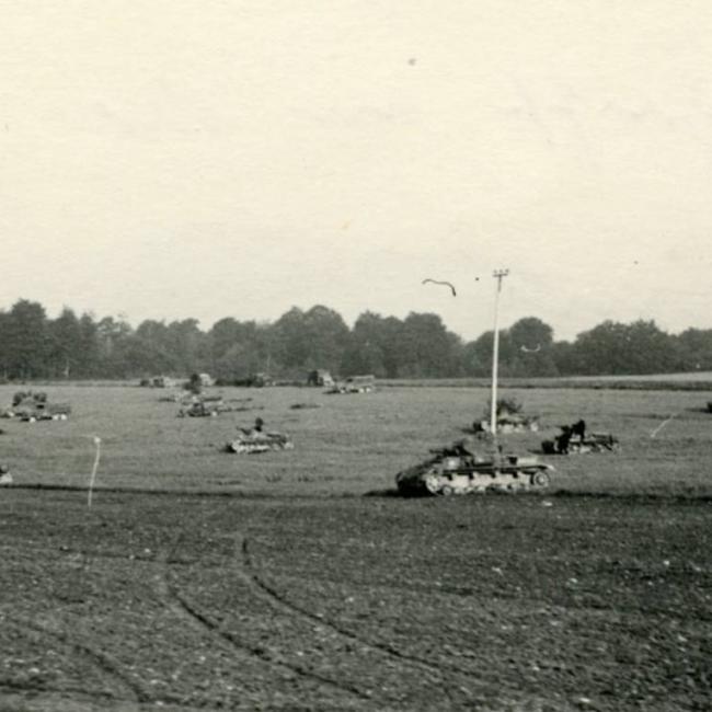 Groupe de chars et véhicules de la 6e panzerdivision à l’arrêt dans un champ avant de reprendre leur progression, mai 1940 ©Arch. dép. de l’Aisne, 2 Fi 577
