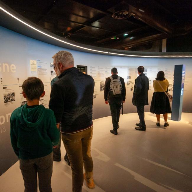 Visiteurs au musee de la resistance le jour de l'inauguration